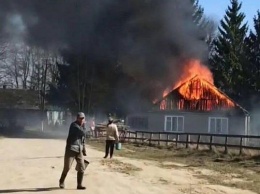 В Житомирской области вместе с сухой травой сожгли здание сельсовета - фото