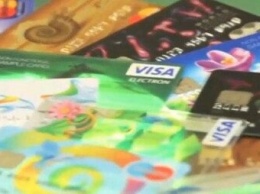 Украинцев предупредили: за банковские карточки придется платить