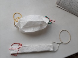 Разгромное видео: сотрудник "Укрзализныци" пытался надеть маску из салфетки, которую он получил для защиты от коронавируса
