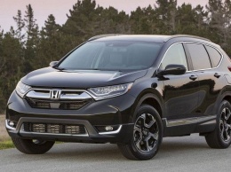 Водитель Honda не справился с управлением и вылетел на крышу дома