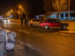 В Днепре на Запорожском шоссе столкнулись 4 автомобиля: проезд затруднен
