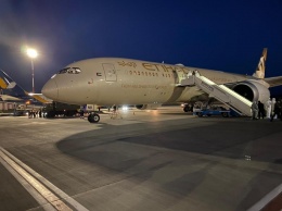 В Украину прибыл самолет из ОАЭ с 11 тоннами средств защиты от для врачей