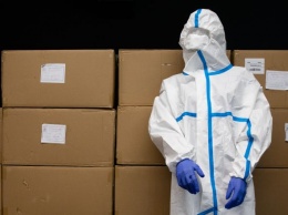 Фонд Порошенко передал 20 тысяч защитных костюмов для медработников
