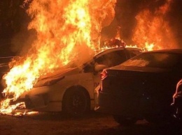 В Харькове на автостоянке сгорели пять автомобилей (ФОТО)