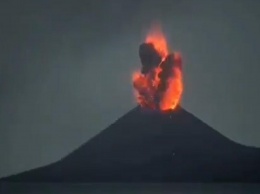Извержение вулкана Анак-Кракатау в Индонезии сняли на видео