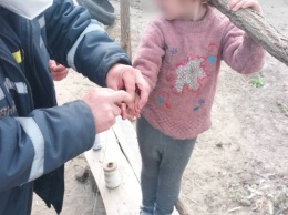 Голопристанские спасатели сняли металлическую шайбу с пальца 6-летней девочки