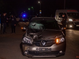 В Днепре на Семафорной Renault сбил пешехода: мужчину госпитализировали