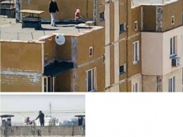 Нельзя на улицу, можно на крышу: сообразительные папы вышли "выгуливать" детей на крыши многоэтажек (ФОТО)