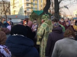 В центре Ровно УПЦ провела массовое освящение вербы, несмотря на предупреждение (видео)