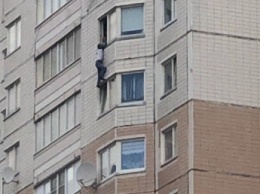 В Москве женщина 15 минут удерживала за руки выпавшего из окна пьяного приятеля