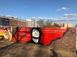 Жители Мелитополя дождались появления Виктора Цоя на "стене памяти" - фото