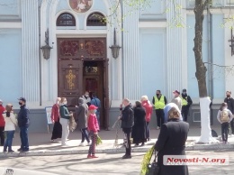 В Николаеве, несмотря на карантин, более сотни людей посетили храм
