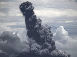 Пепел высотой в полкилометра и фонтаны лавы. В Индонезии началось новое извержение легендарного вулкана Кракатау. Видео