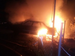 Мощный пожар на автостоянке в Харькове: две машины выгорели дотла