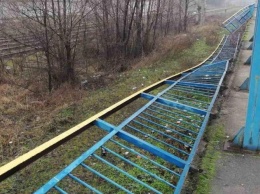 Пытались сломать забор: под Киевом заметили дерзких вандалов
