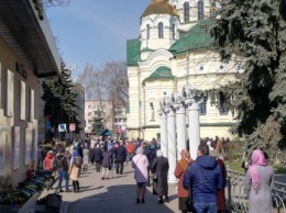 Аваков сообщил, что полиция вынесла 3 админштрафа на церковников из-за скопления людей в храмах