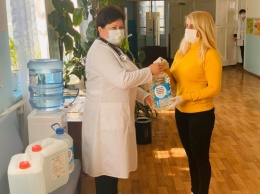 Компания Метинвест передала медикам районных ФАПов более 500 литров антисептика