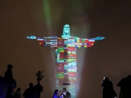 В Рио-Де-Жанейро отблагодарили медиков, "одев" статую Христа в медицинский халат
