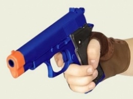 В Запорожской области разгуливает агрессивный мужчина с игрушечным пистолетом