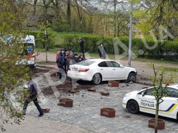 Возле отеля "Украина" в Киеве прошла спецоперация СБУ, водителя Lexus уложили лицом в асфальт. Фото