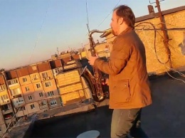«Трубач на крыше»: криворожский музыкант устроил живой концерт на крыше высотки (ВИДЕО)