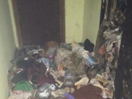 В харьковской квартире под завалами мусора нашли женщину