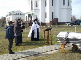 Умерщего монаха Киево-Печерской лавры хоронили в завернутом в полиэтилен гробу