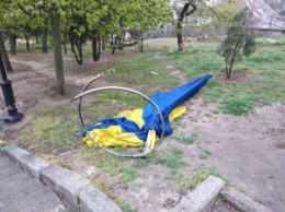 В Мелитополе ветер снес часть конструкции флагштока с флагом (фото)