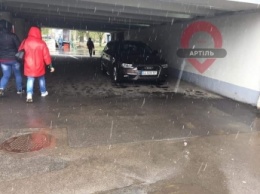 Спрятался в переходе: в сети показали фото уникального "героя парковки" в Киеве