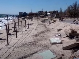 В Кирилловке море съело пляж - бетонные плиты разбросало, как картонки (видео)