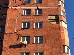 В Киева в элитной многоэтажке отпала часть стены: появились фото
