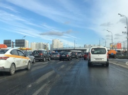 На въездах в Москву образовались пробки в первый день пропускного режима