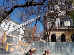 В центре Одессы начали разбирать аварийные конструкции частично обрушившегося памятника архитектуры