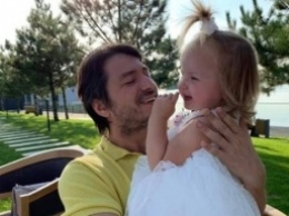Сергей Притула показал, как проводит карантин с маленькой дочкой, и судя по фото им точно весело