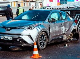 В Днепре на Слобожанском проспекте Toyota столкнулась с BMW и перевернулась: появилось видео