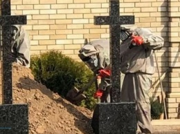 Гроб - в полиэтилене, присутствующие - в «скафандрах»: как похоронили архимандрита Киево-Печерской лавры. ФОТО