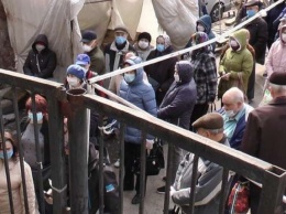 Десятки людей столпились возле входа в центральный рынок (видео)