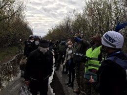 Возле КППП Майорск начался обмен пленными между Украиной и ОРДО, - ФОТО