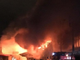 Пожар на "Барабашово": ночью на рынке сгорело несколько павильонов, - ФОТО