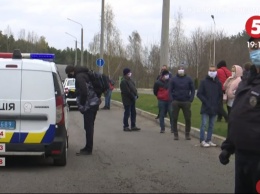 Украинцы, которые вернулись из Европы через "Ягодин", прямо на границе устроили протест против обсервации (ВИДЕО)
