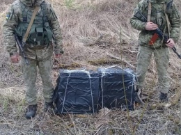 На границе с Польшей задержали контрабандистов с 40 ящиками сигарет