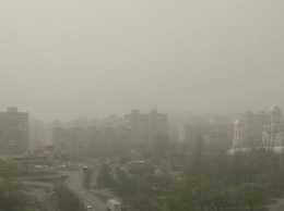 "Кажись, за окном судный день начинается". В Киеве разыгралась пылевая буря, окрасившая все в рыжий цвет