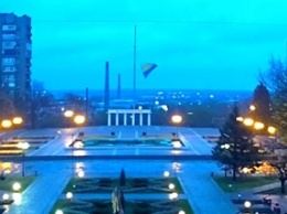 Момент падения флага в центре Мелитополя попал на камеру (видео)