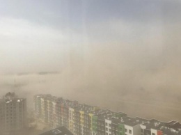 В Киеве и области поднялась пыльная буря: местами ничего не видно, тяжело дышать