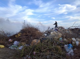 На околицах Вознесенская горит мусорная свалка, огонь охватил 7 га (ФОТО)