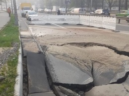 В КГГА рассказали, когда починят дорогу на Караваевых дачах