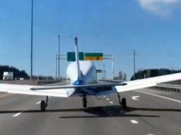 В Канаде самолет аварийно сел на трассу