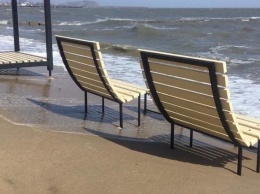 Море штормит! В Мариуполе огромные волны затапливают городской пляж,- ВИДЕО