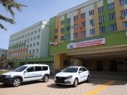 Крымским медикам, задействованным в борьбе с коронавирусом, передали два легковых автомобиля