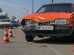 В Днепре на Донецком шоссе столкнулись ВАЗ и Hyundai